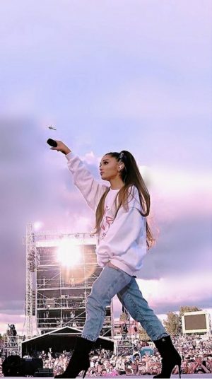 Background Ariana Grande Wallpaper