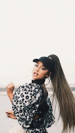 Ariana Grande Wallpaper