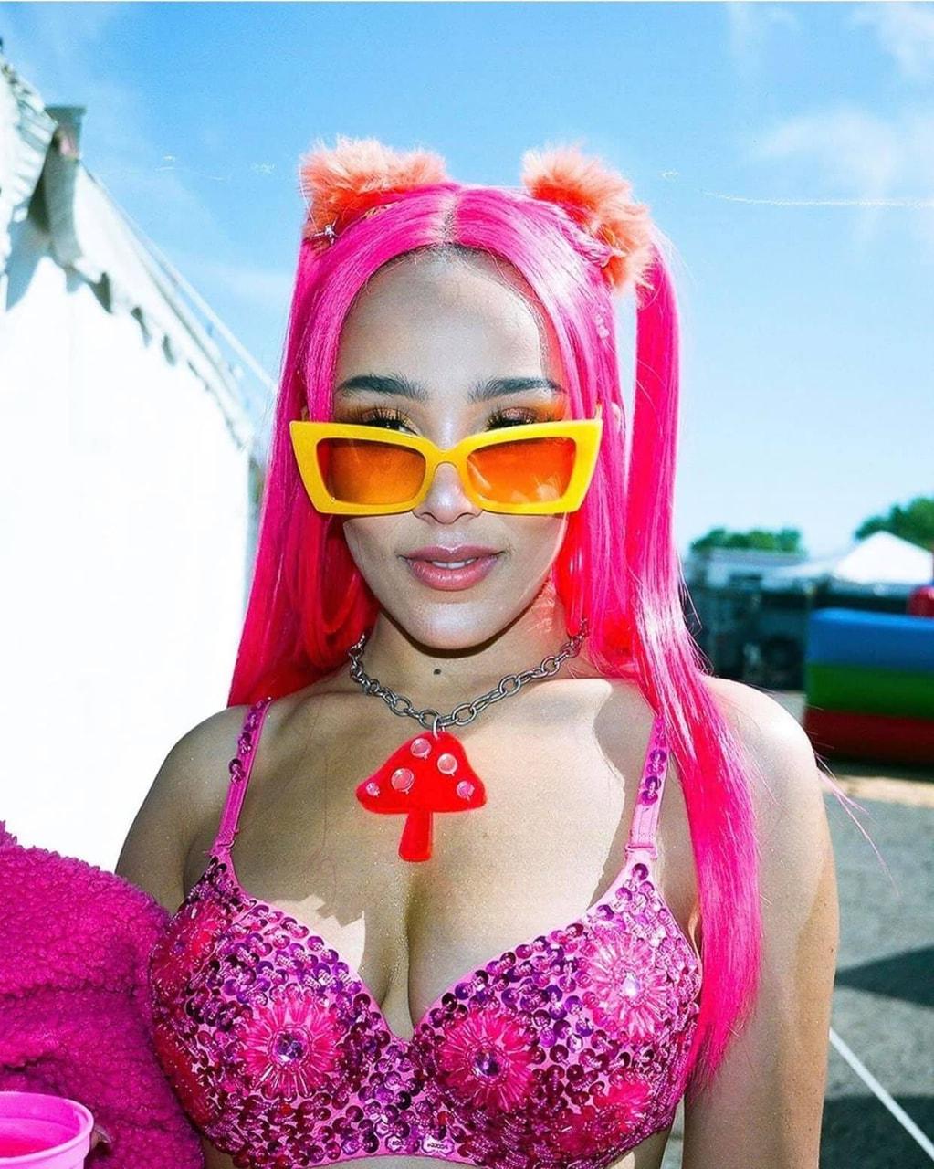 Background Doja Cat Wallpaper