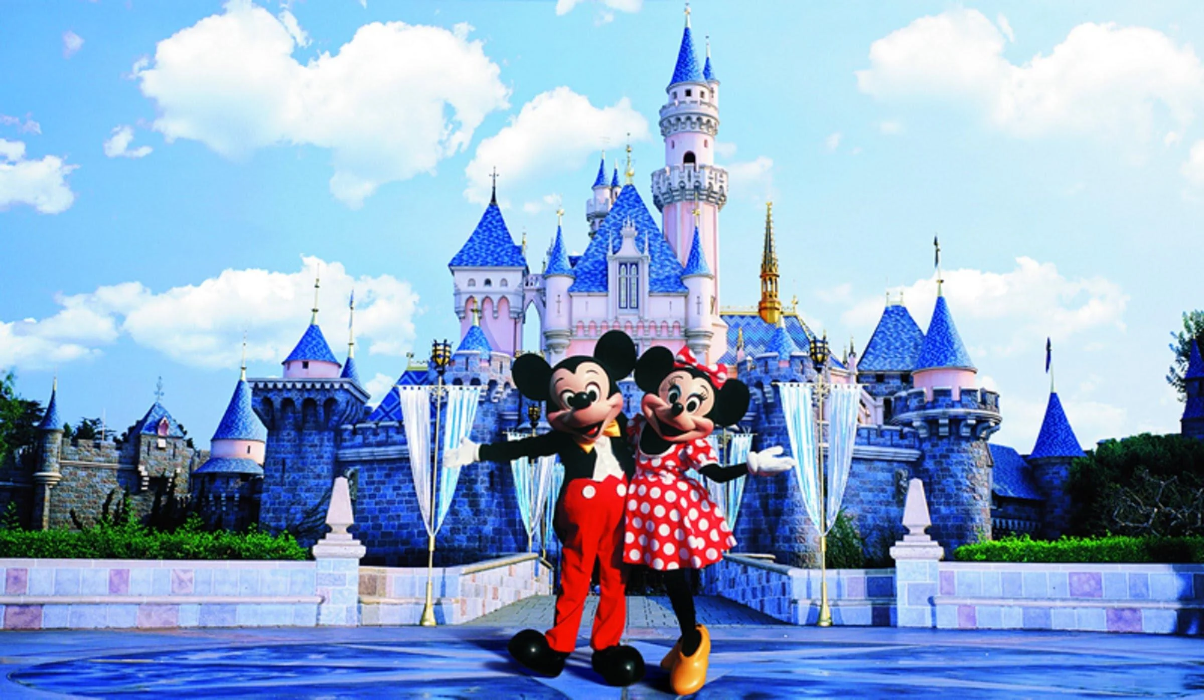 День диснейленда. Гонконгский Диснейленд. Disneyland Макао. Волшебный мир Disney первый канал 2011. Диснейленд в России.