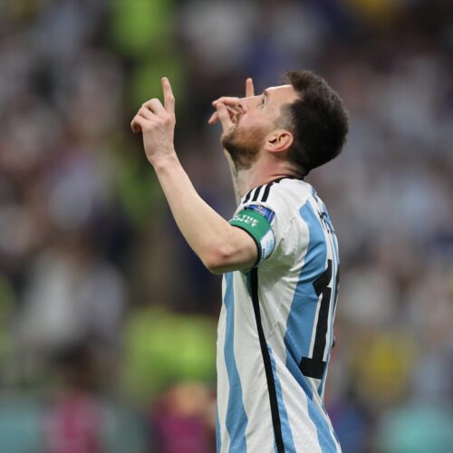 Background Messi Lifting World Cup Wallpaper