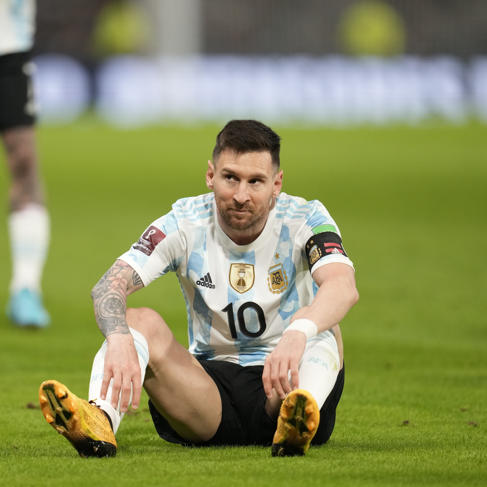 Background Messi Lifting World Cup Wallpaper