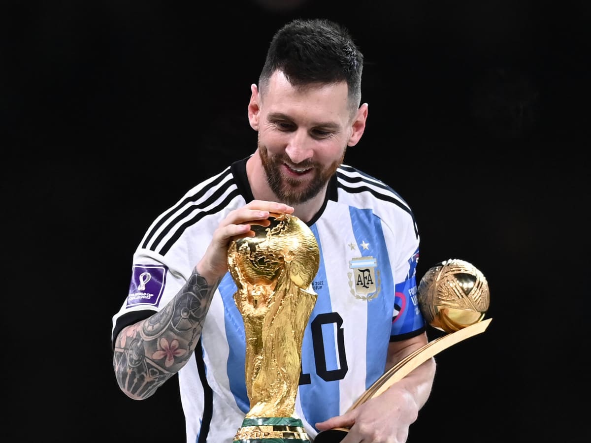 Messi Lifting World Cup Desktop Wallpaper