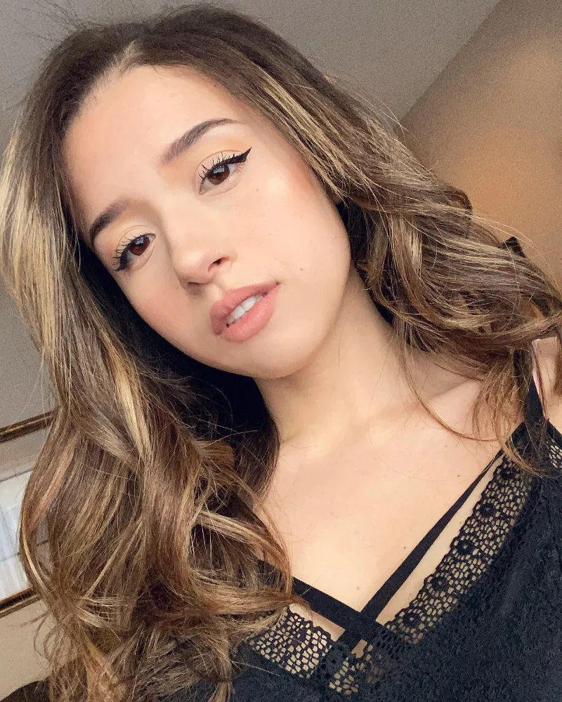 Background Pokimane Wallpaper