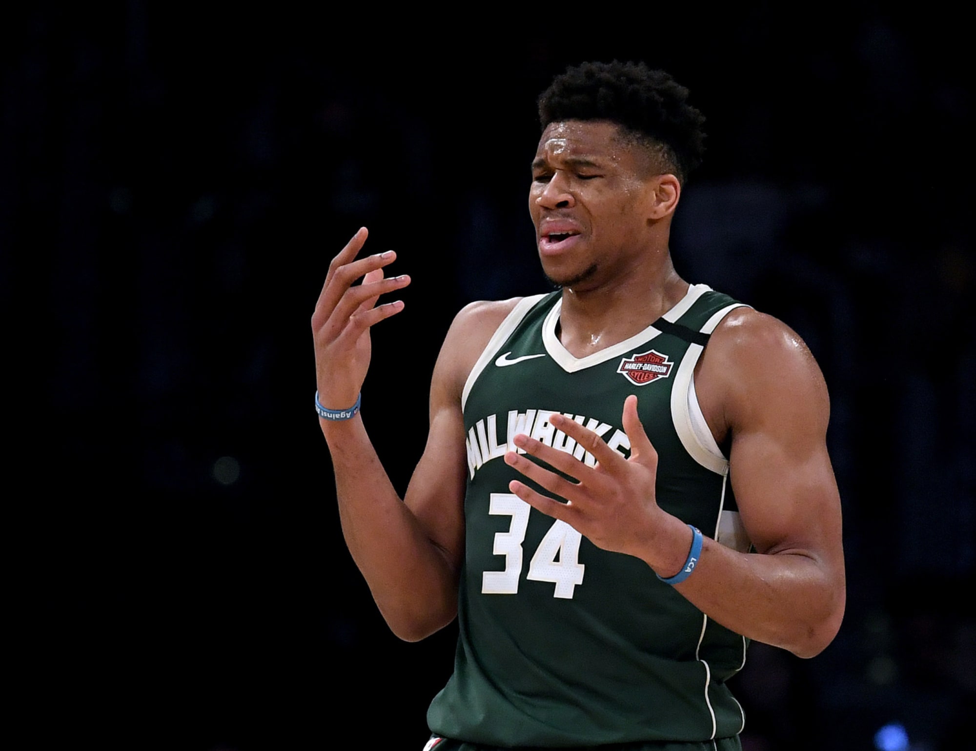 Background Giannis Antetokounmpo Wallpaper