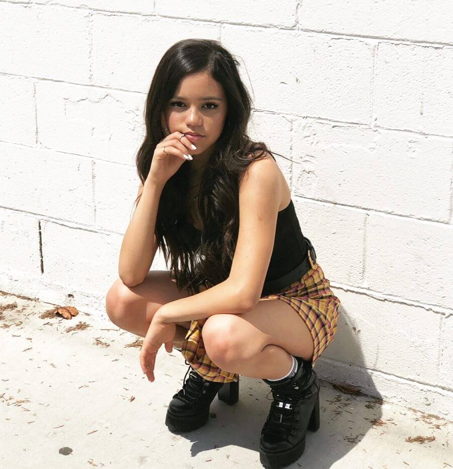 Background Jenna Ortega Wallpaper