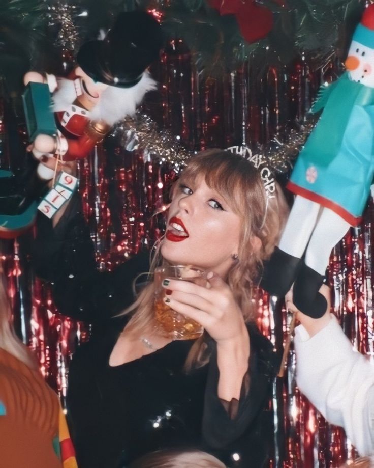 Taylor Swift Christmas Wallpaper - EnWallpaper