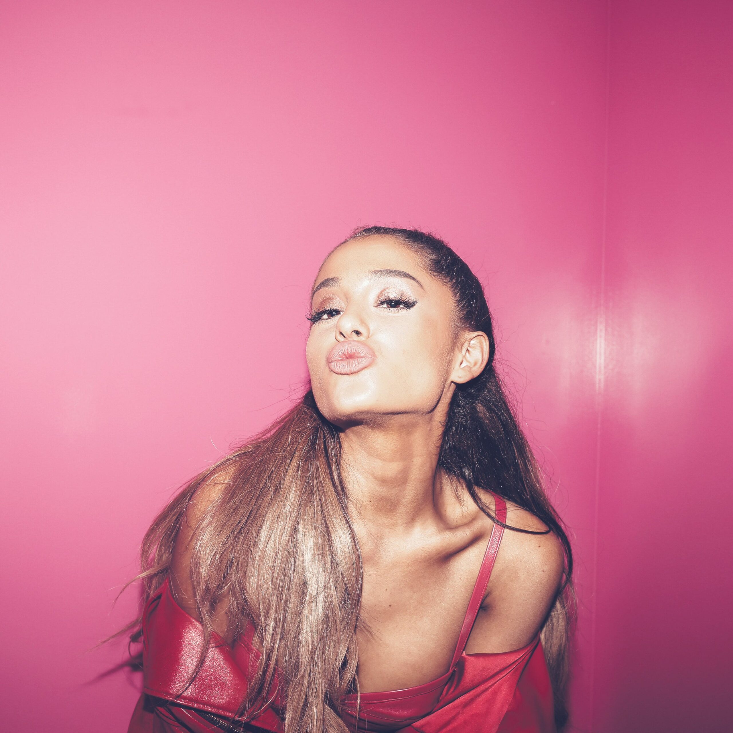 Background Ariana Grande Wallpaper