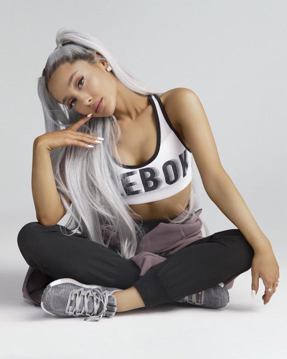 Background Ariana Grande Wallpaper